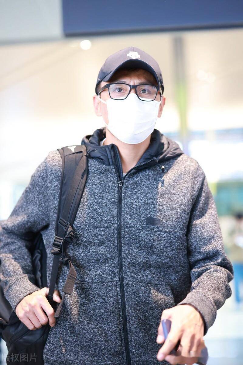 刘烨现身上海机场,头戴棒球帽口罩遮脸低调休闲
