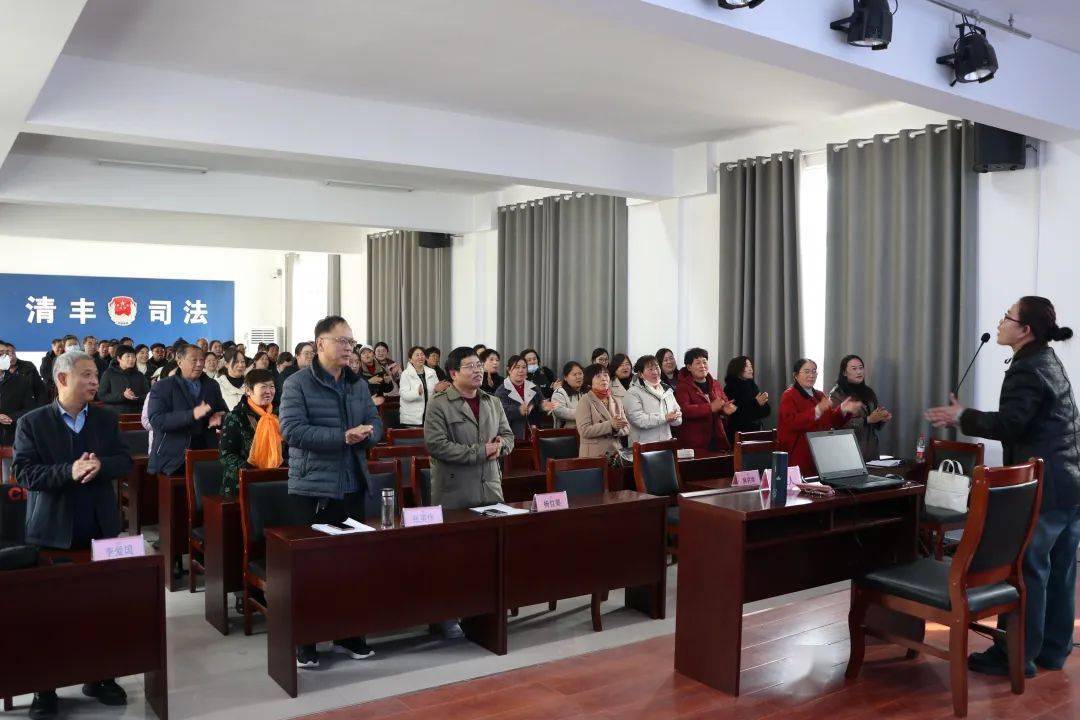 社会工作师,濮阳市心理学会志愿者李敬伟进行授课,李老师通过《会沟通