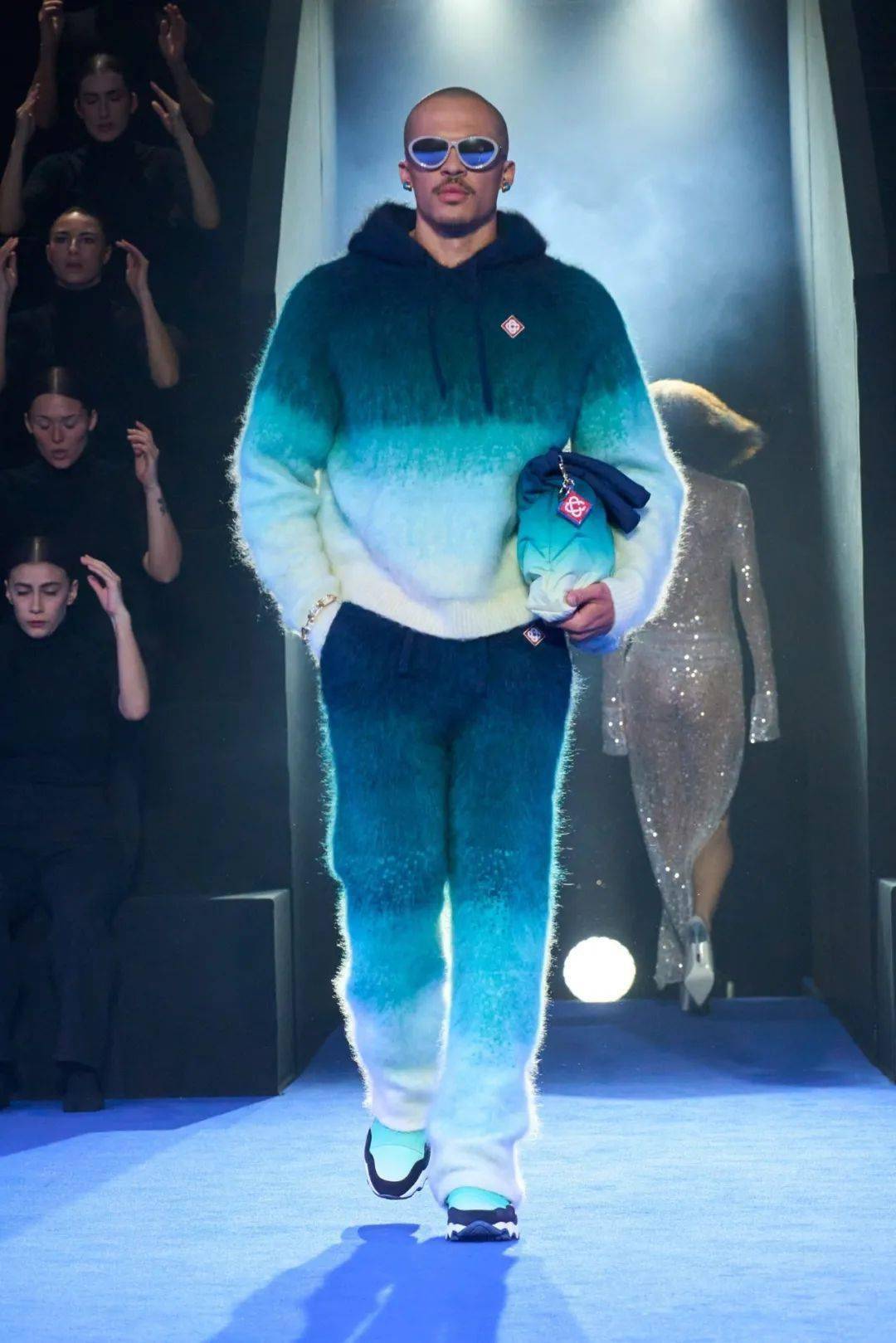 balenciaga 发布 2024 秋冬系列探讨「时尚到底是什么?