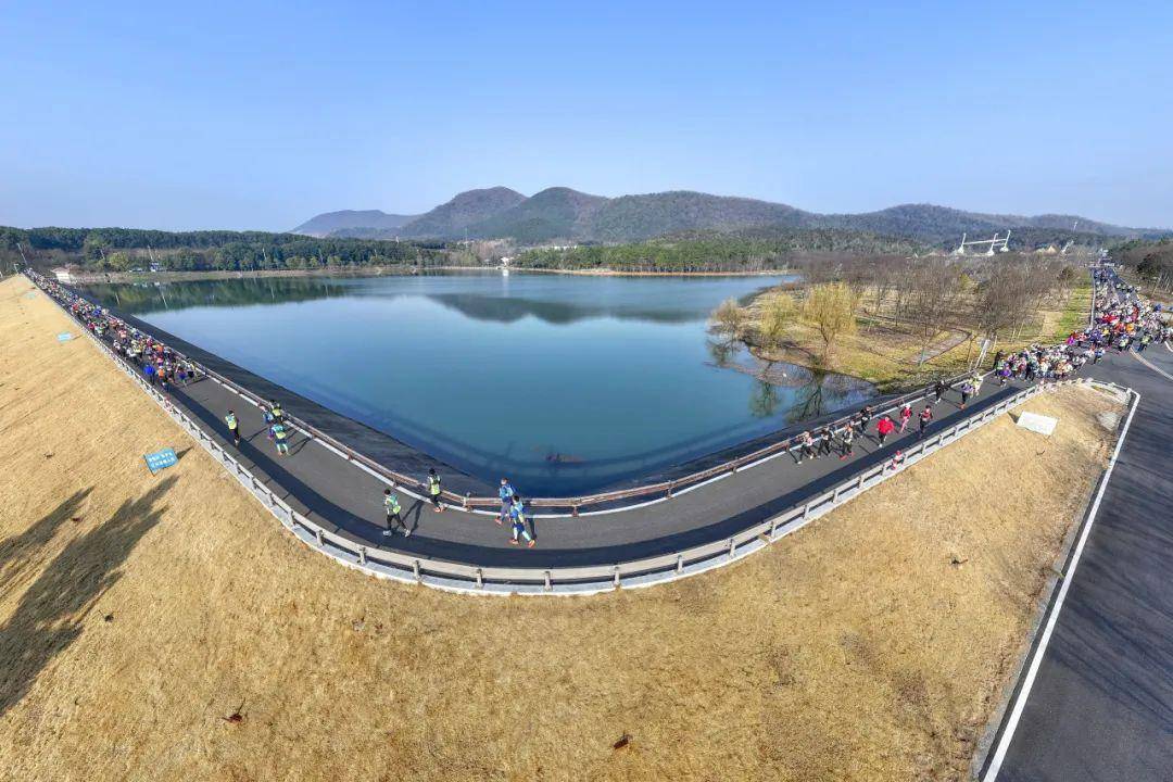 七彩曹山纵享蓝野2024第四届亚太地区商学院蓝鲸越野挑战赛激情开跑