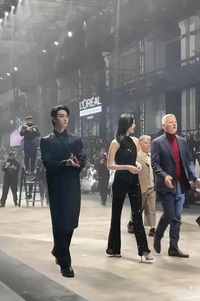 照片中,许凯的身高竟然可以与穿了高跟鞋的奚梦瑶相媲美,甚至在某些