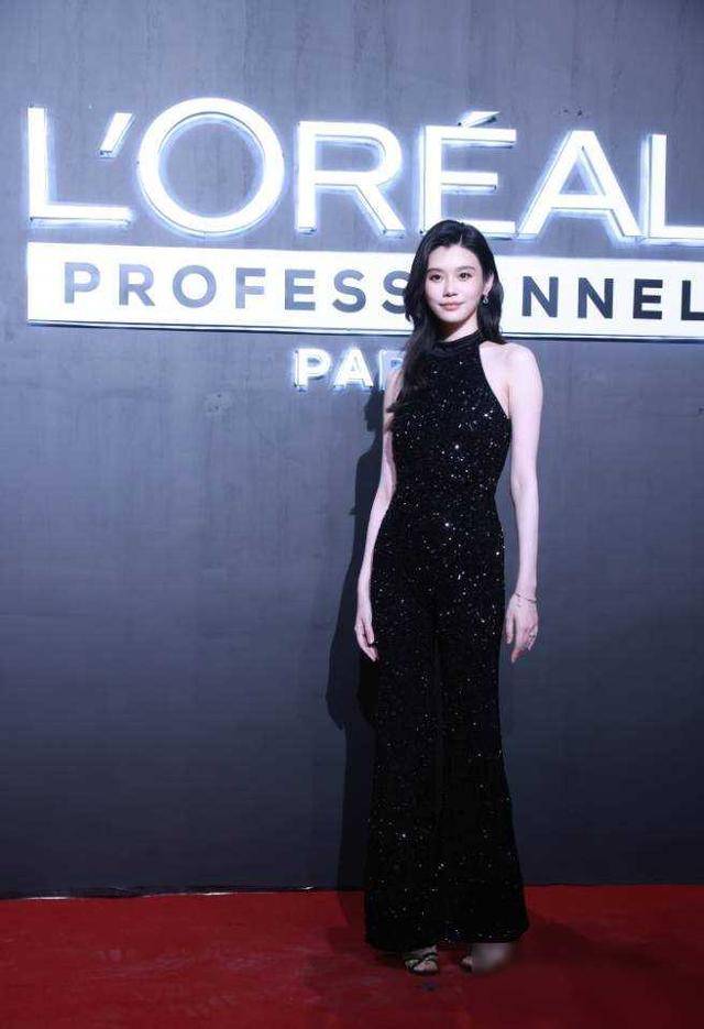 许凯黑色新中式长衫造型优雅矜贵 与奚梦瑶同框走秀超养眼_时尚_潮流