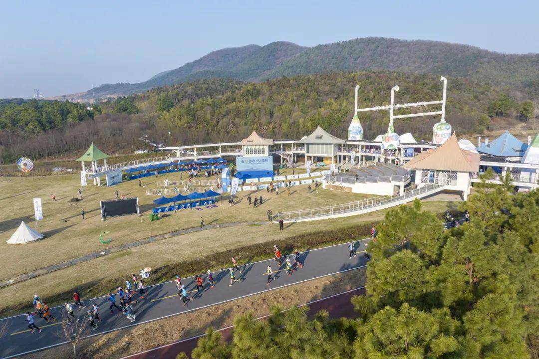 七彩曹山纵享蓝野2024第四届亚太地区商学院蓝鲸越野挑战赛激情开跑