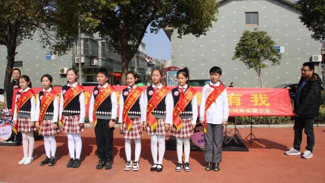 "爱在雷锋日,助老暖人心"——海安市城南实验小学三(20)班学雷锋主题