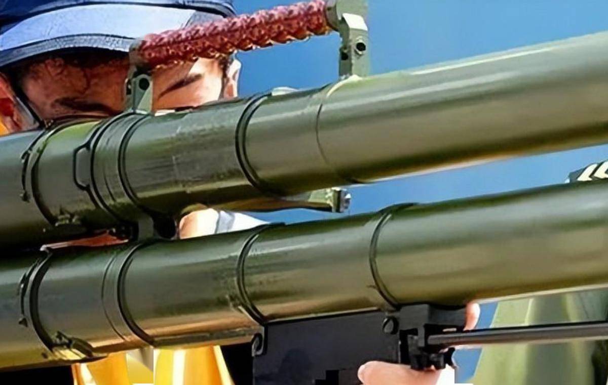 取代喷火器的解放军单兵93毫米云爆火箭筒一发烧掉一屋的pf97式