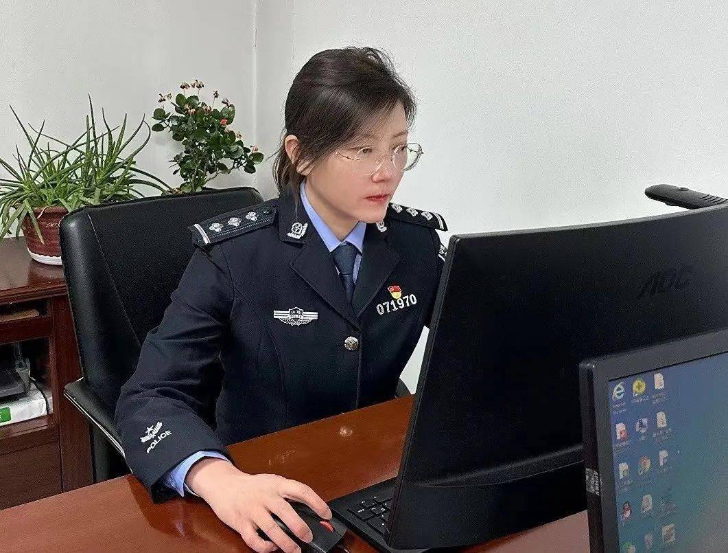 以一丝不苟,善始善终的作风,将以文辅政,当好参谋助手作为首要任务