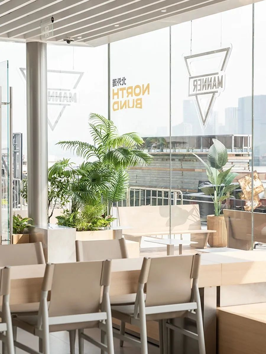 在太阳底下走累了,你可以来北外滩滨江的manner coffee歇歇脚.