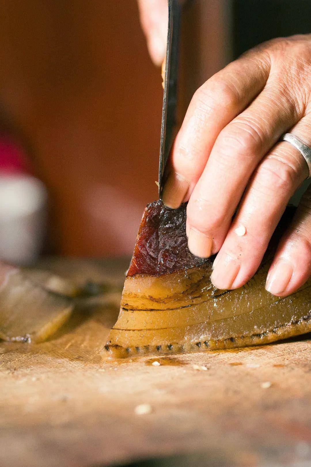 现在在铜陵,腊肉的吃法既接地气又多样化,大蒜炒腊肉,芹菜芽炒腊肉