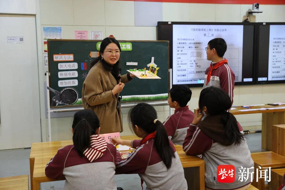 文萃小学郭晶晶老师执教《我的除草机工程》一课,课堂中展示中型工具