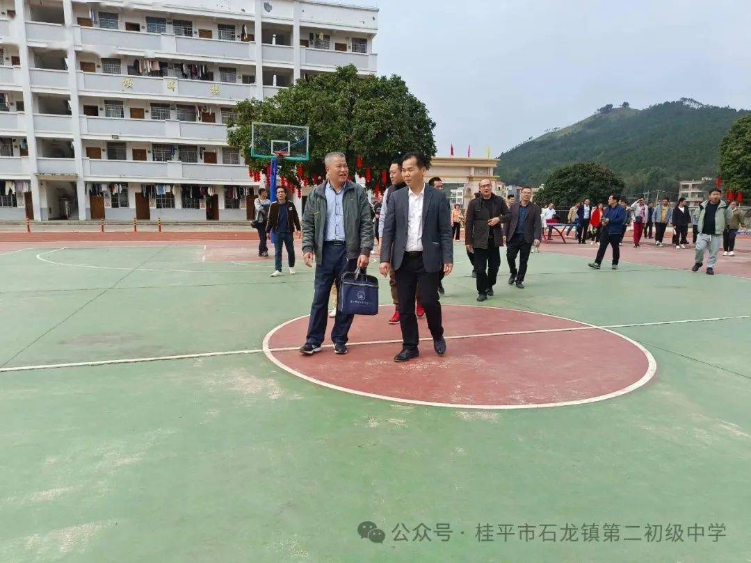 平南县教育教育局领导与平南县20所初中校长骨干教师到石龙二中观摩
