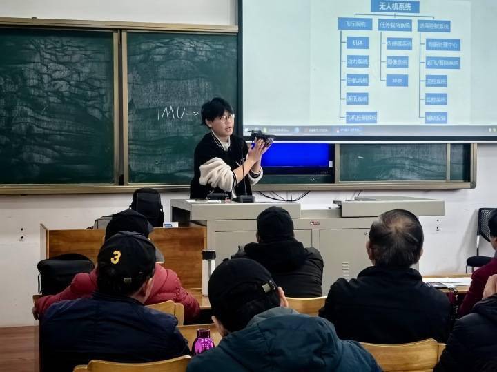 放下老人机拿起无人机鄞州老年大学引领时尚新玩法