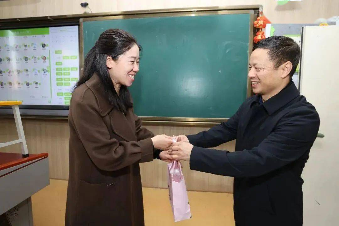 当天上午,陕师大实验小学"名校 "副校长李军,校长助理王娟,刘朦朦带领