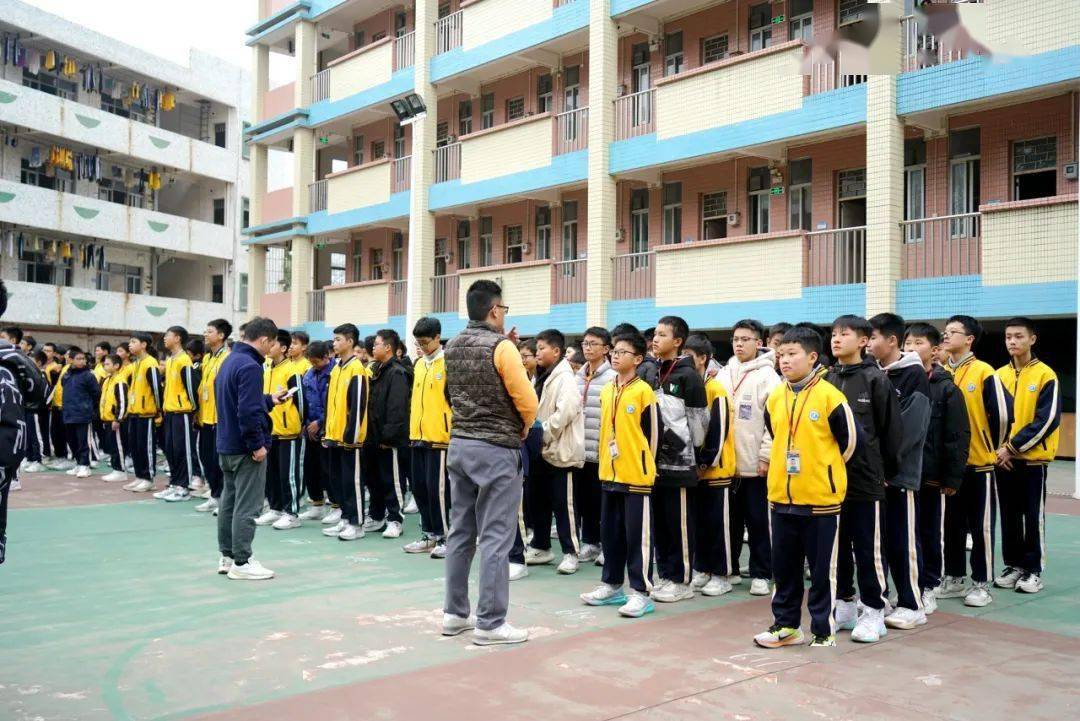 多元育人绿色旗中生命高于一切安全重于泰山旗峰中学学生宿舍突发事故