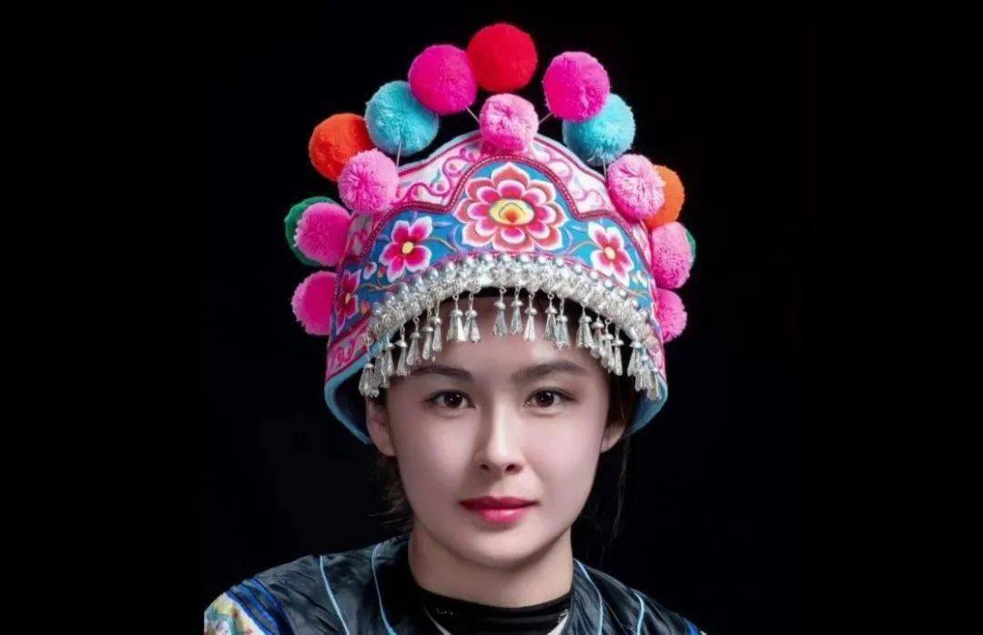 云南大理漾濞丨彝族00后绣郎玩转针线活