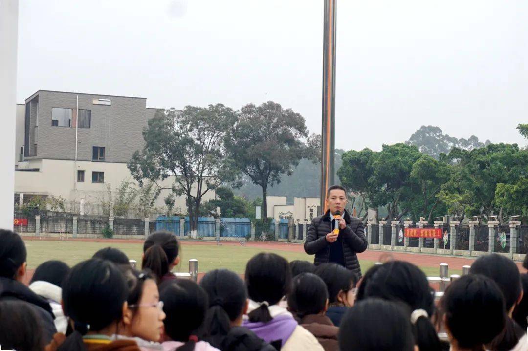 多元育人绿色旗中生命高于一切安全重于泰山旗峰中学学生宿舍突发事故