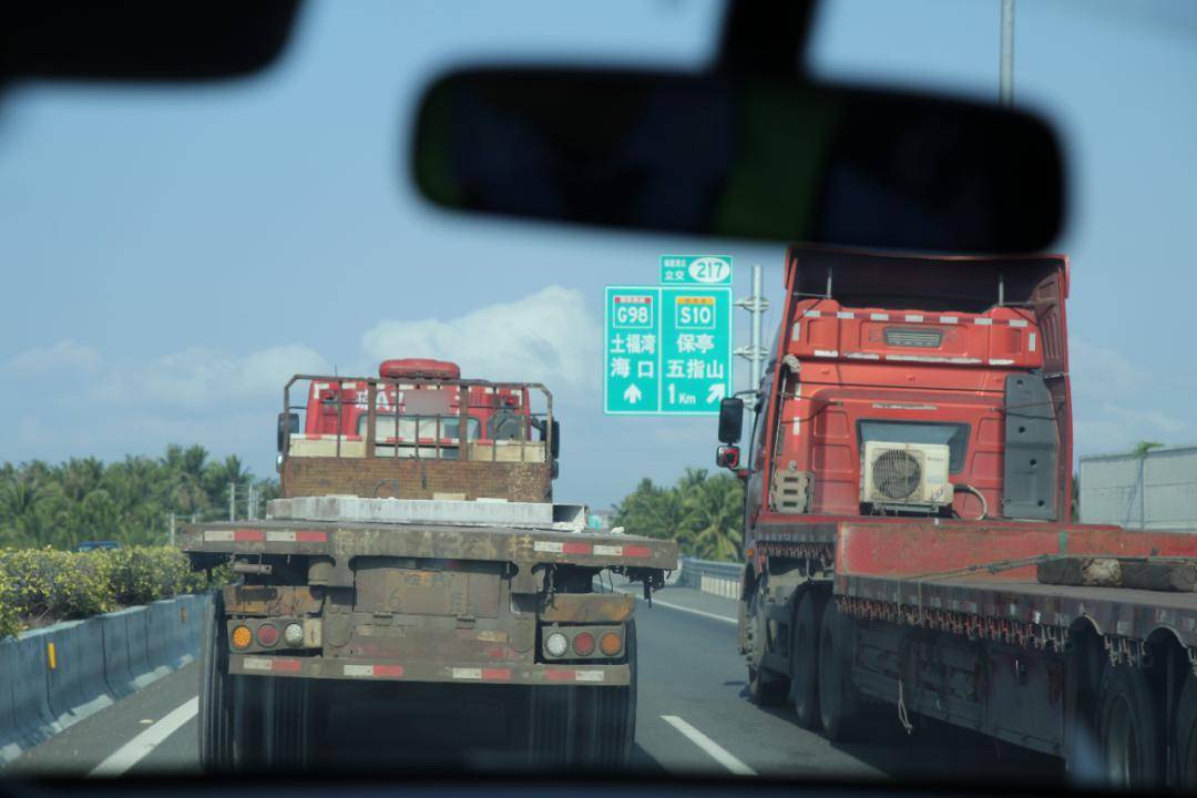 3月4日16时许,三亚交警高速公路管理大队执勤队员在g98海南环岛高速