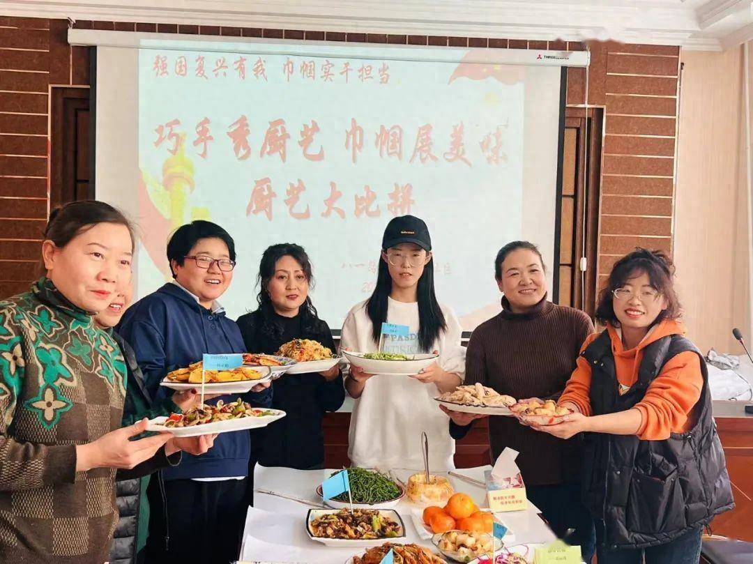 活动现场,女同胞们充分发挥自己精湛的厨艺,亮出一道道色泽鲜艳,装盘