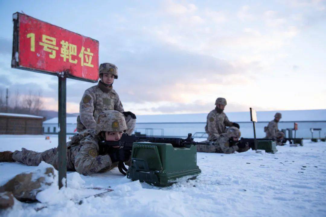 今天,军营中的每一个"她"都自带光环_训练_维和_女兵