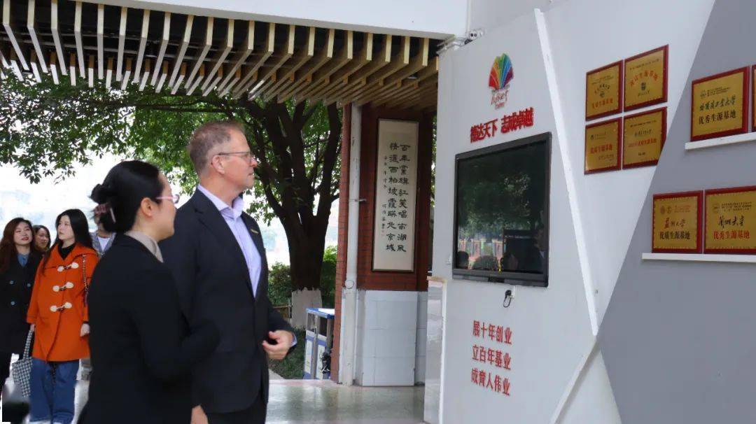 校园,在成都七中万达学校中外人文交流部主任陈璞的带领下参观校园,将