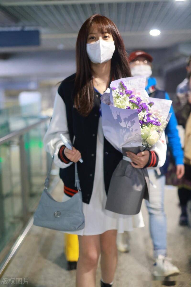 李艺彤现身上海机场棒球服内搭短裙元气满满