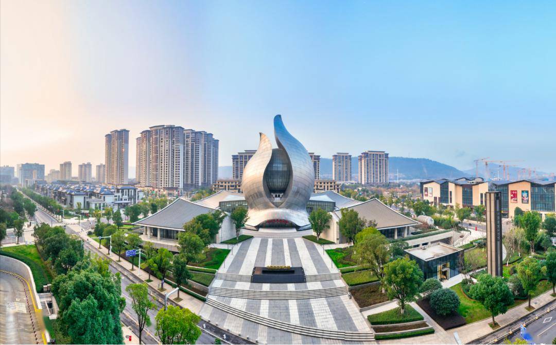 乘空轨,看科技馆……中国光谷科技商务旅游线路昨日首发