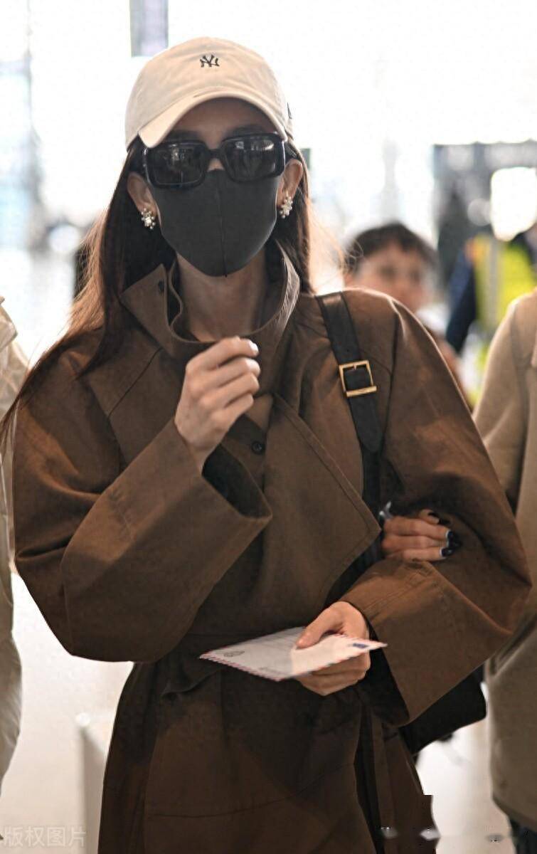 古力娜扎现身上海机场风衣搭配棒球帽潇洒松弛