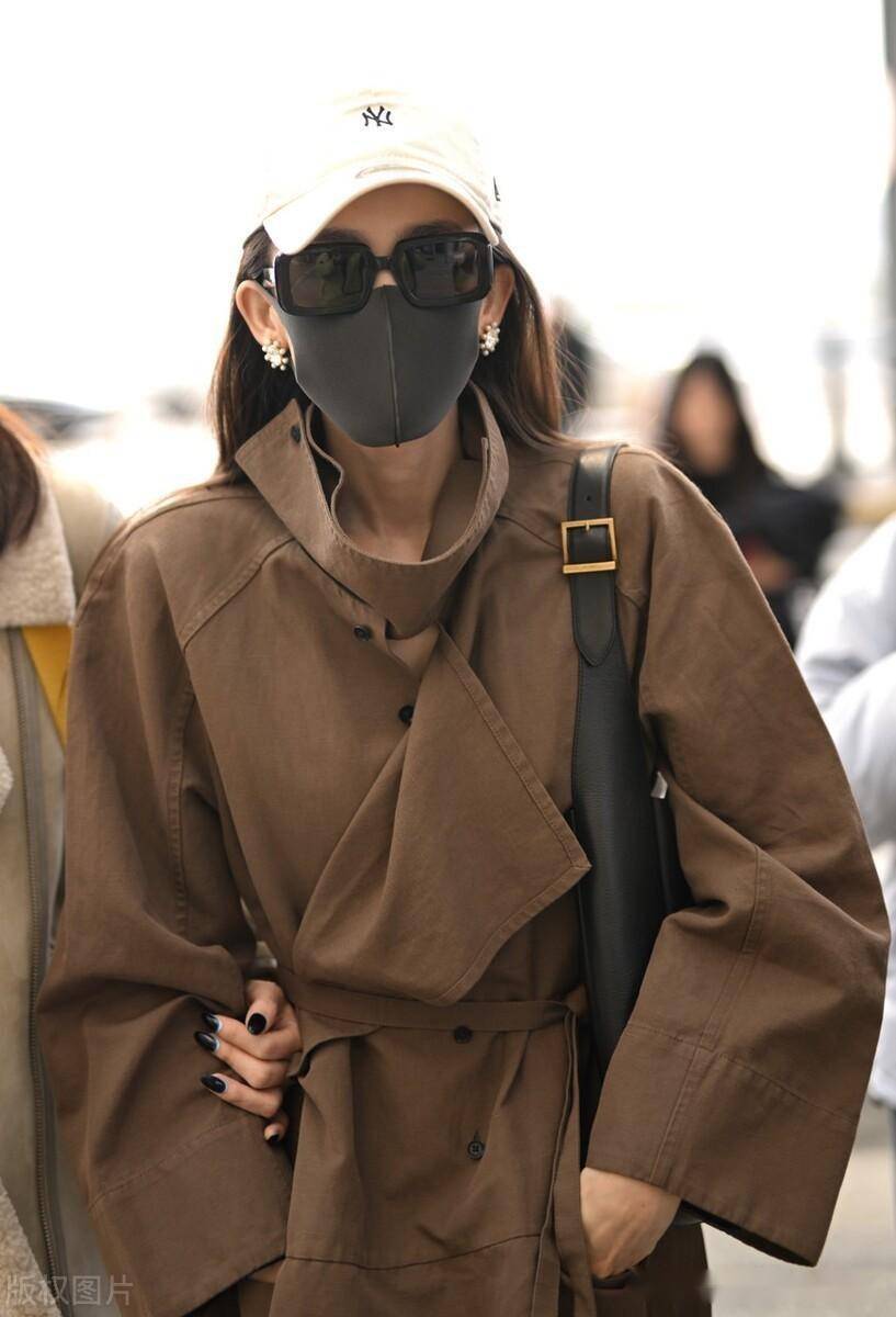 古力娜扎现身上海机场风衣搭配棒球帽潇洒松弛