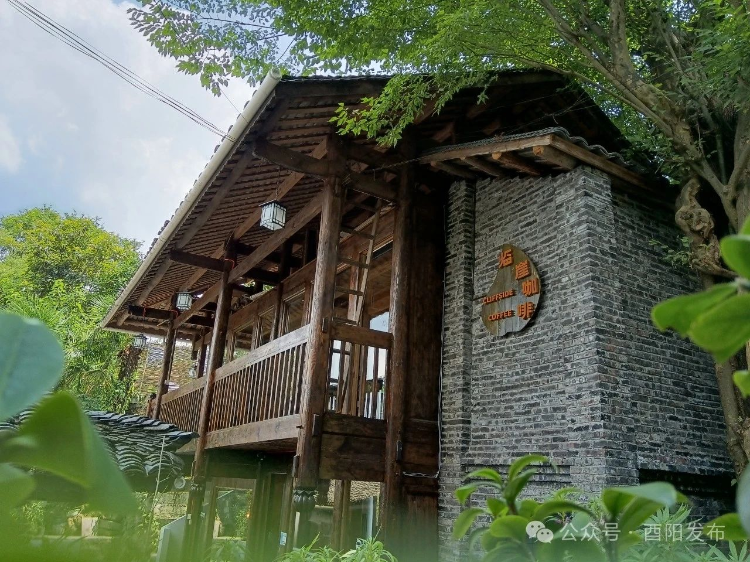 2021年,酉阳在何家岩村展开"共富乡村"建设探索实践,以农民为主体组建