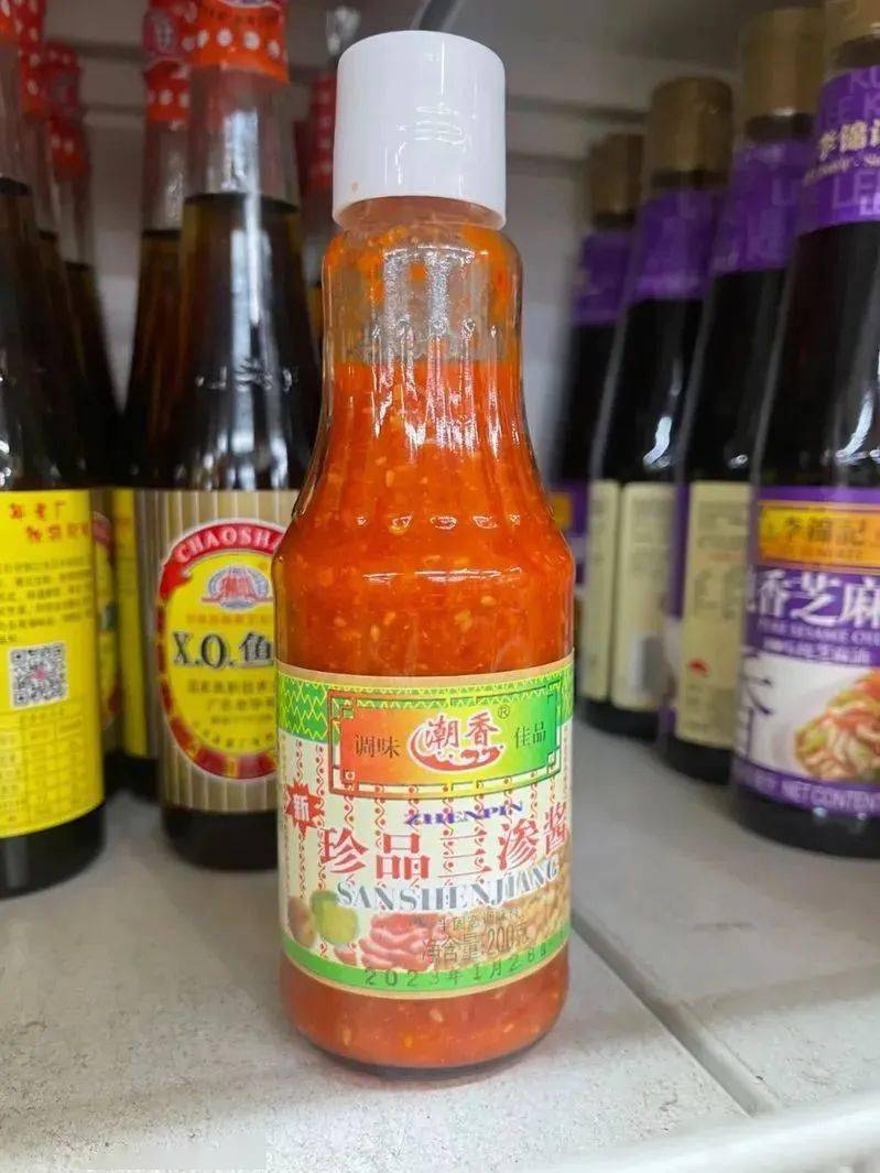 用制作梅膏酱后剩下的原料晒干磨粉,与南姜,糖等多种调料混合制成的