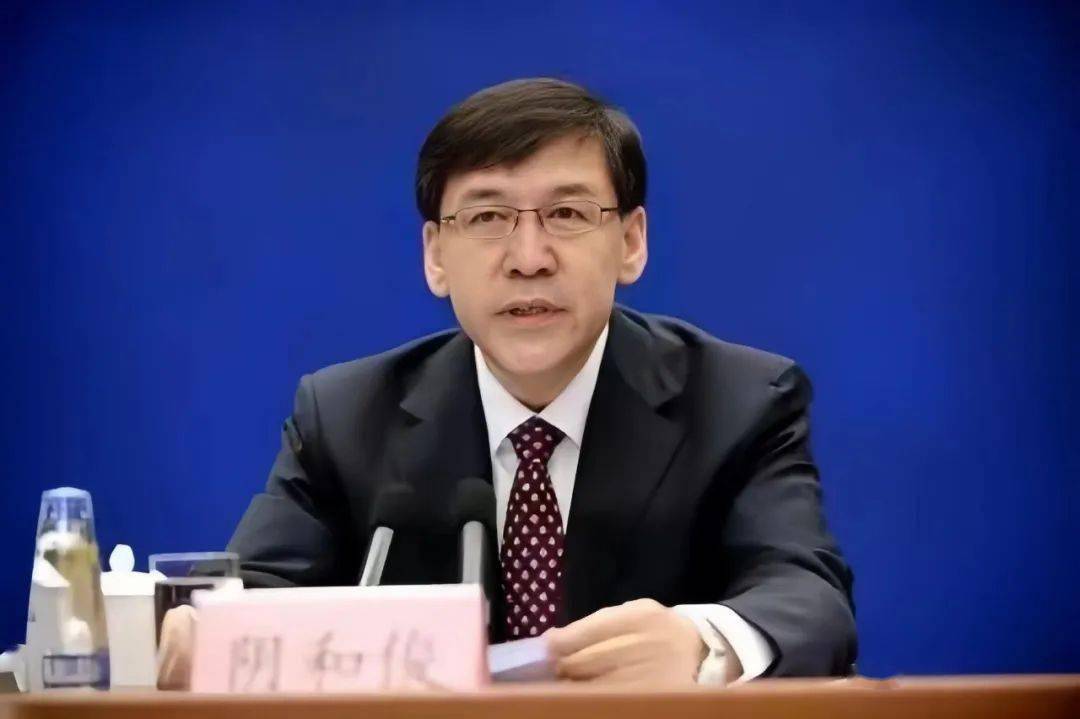 科技部部长阴和俊把培养青年科技人才作为长期的战略性工作