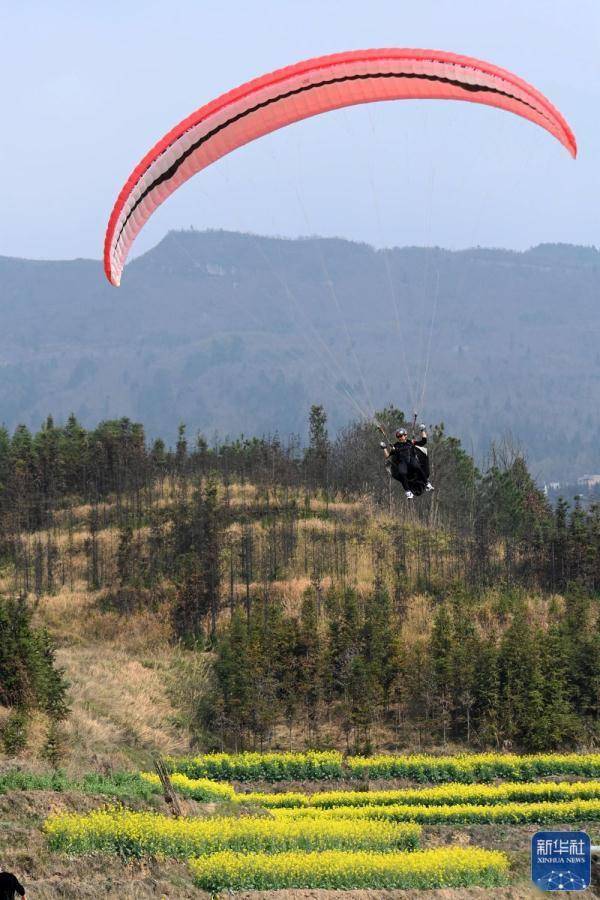 贵州黄平:春日滑翔正当时_旧州_新华社_爱好者