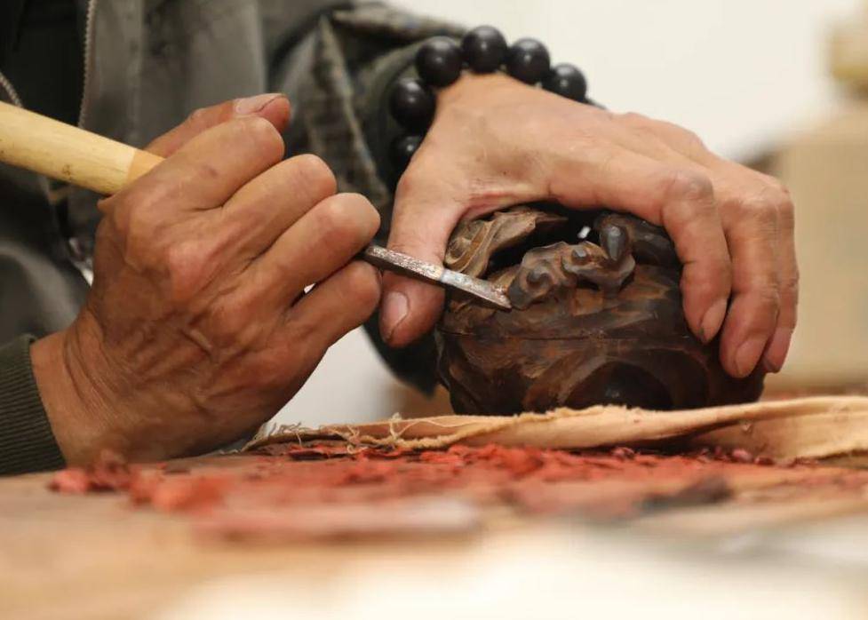 红木雕饰 | 一凿一铲的鬼斧神工_雕刻_家具_装饰