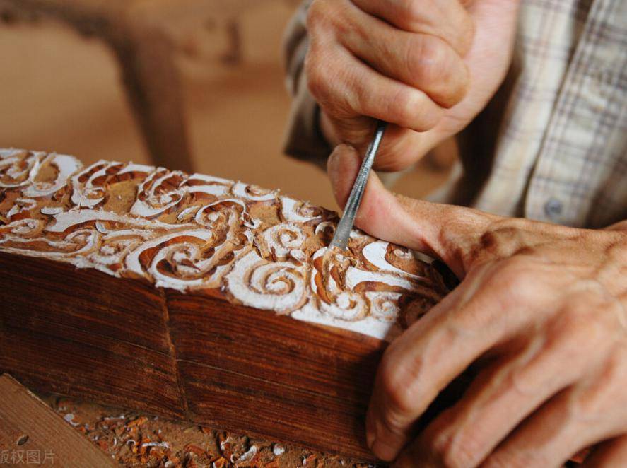 线雕一般是用v形的三角刀在平面上起阴线的一种方法,雕刻出的花纹或
