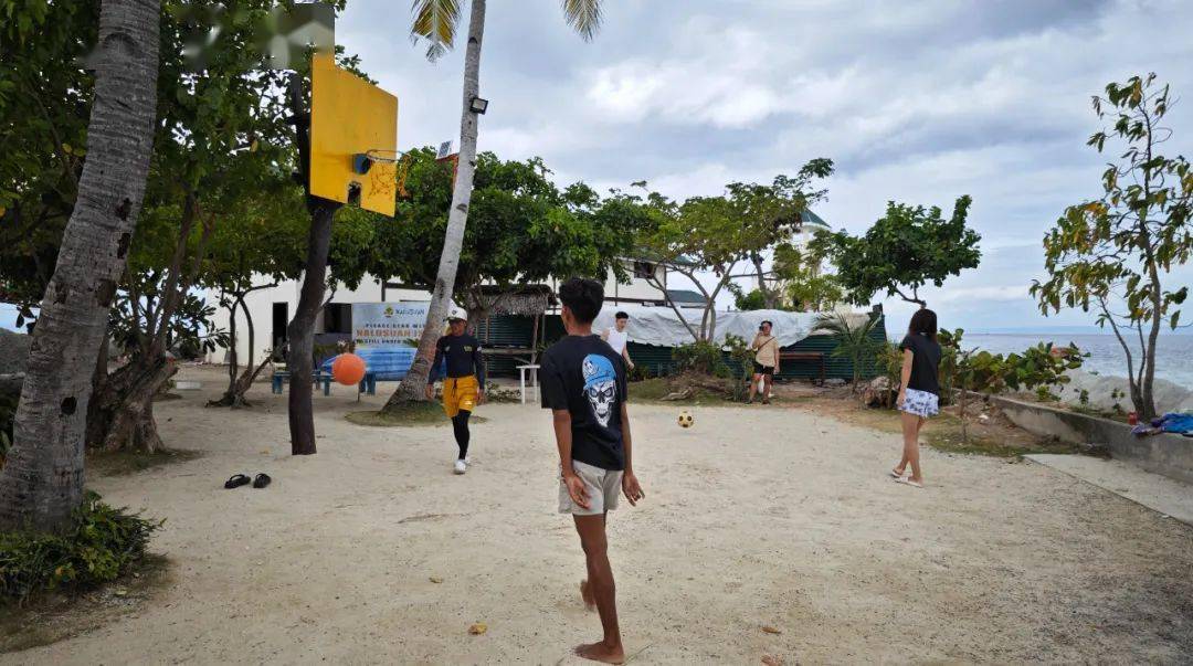 当笔者抵达了距离麦克坦岛约一小时航程的娜鲁苏安