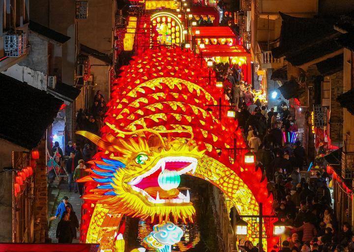 "二月二灯会"是黄岩区西山区宁溪镇一带群众的民间传统节日,相传始于