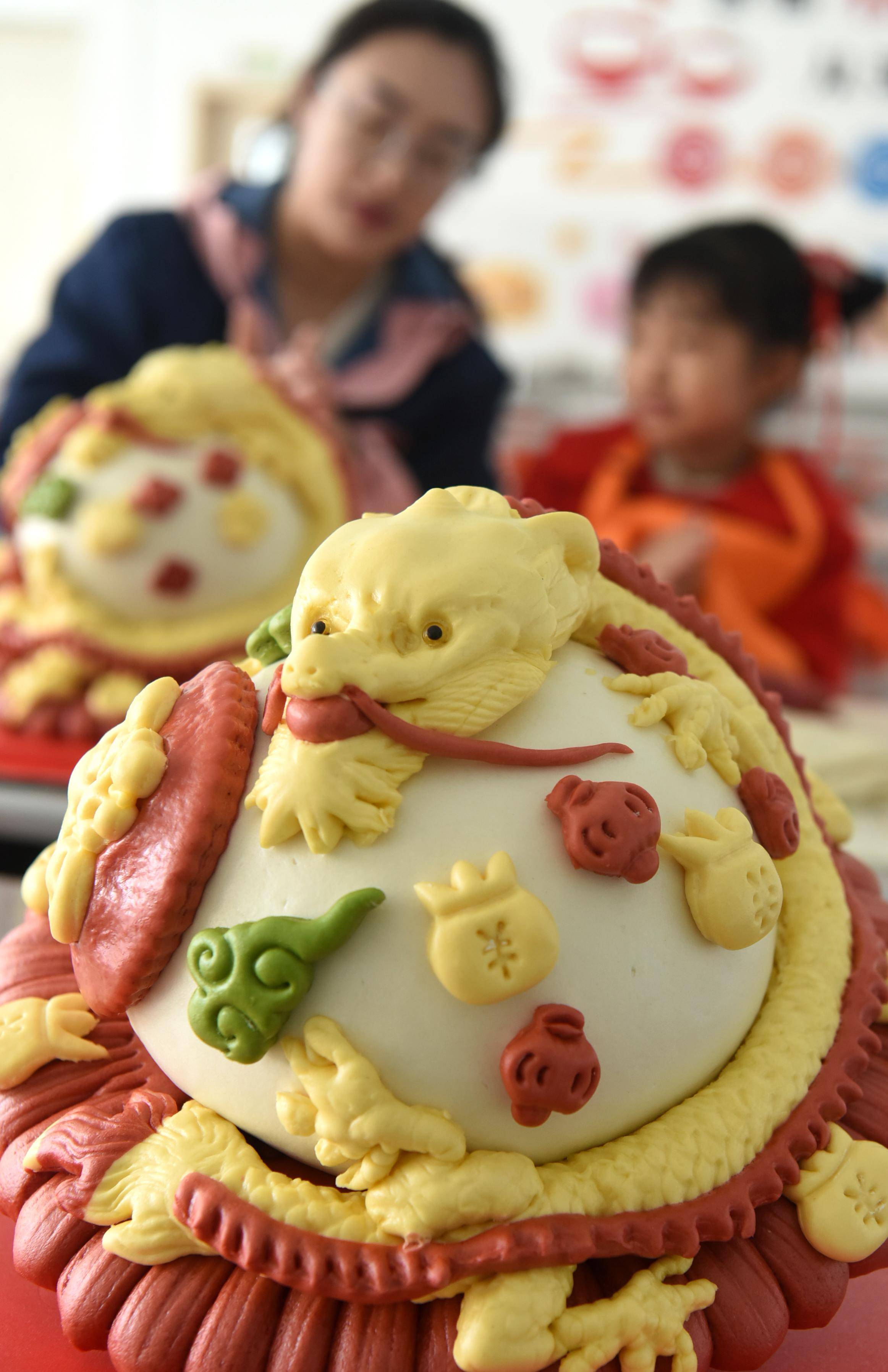 山东省青岛市李沧区夏庄路幼儿园,孩子们在制作"龙抬头"主题手工作品