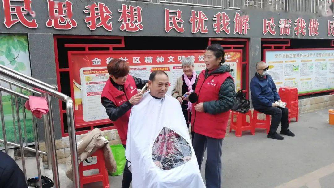 3月10日下午,走进荆门市颐养院,为老人们义务理发,剪指甲,按摩等.