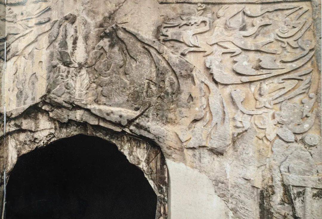 火烧洞窟楣的天人御龙(资料图翻拍)天人头戴高冠,身着袍服,一手扶龙