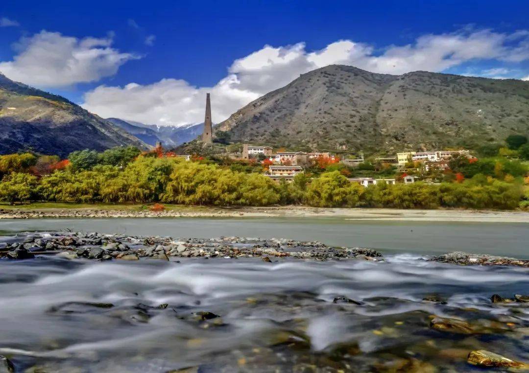 曾达关碉位于大金川下游,大渡河西岸台地上.居高临下,易守难攻.