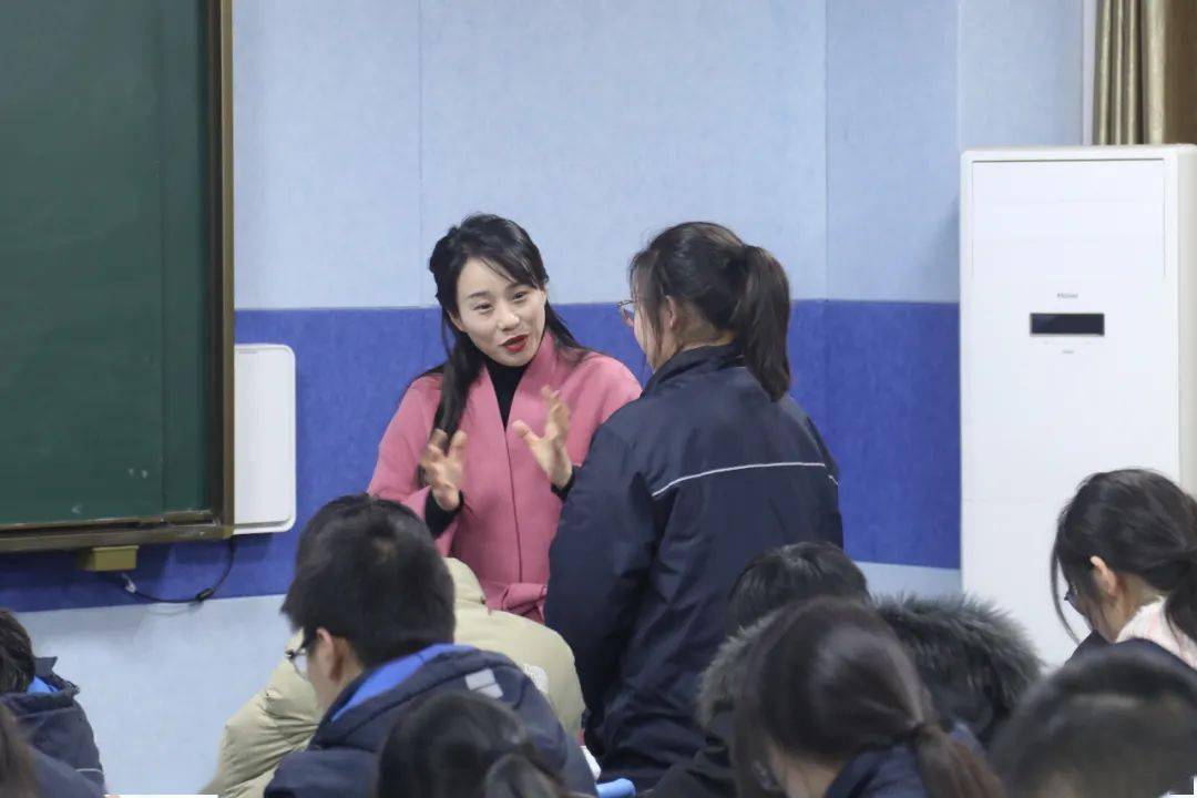 北京师范大学盐城附属学校李雪老师和盐城市伍佑中学沈颀涵老师,为全