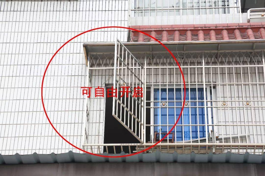 在防盗窗上安装一扇可自由开启的"逃生门",尺寸一般不小于1.0×0.