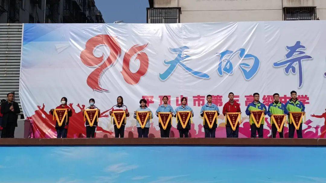 侯嘉利图片:政教处编辑:李卫华 张言审核:谢军均总编:万邦浩平顶山市