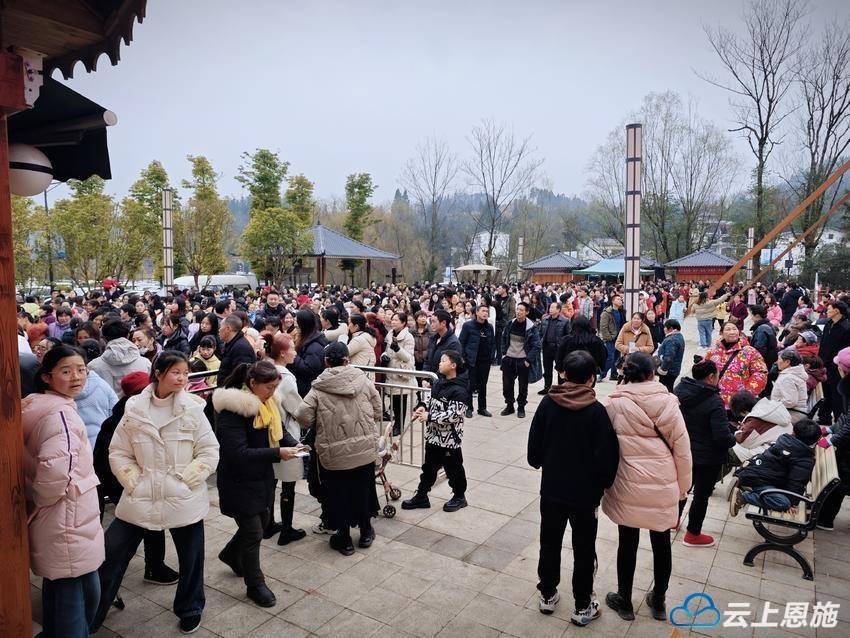 游客同比增长200利川龙船水乡景区旅游人气火爆