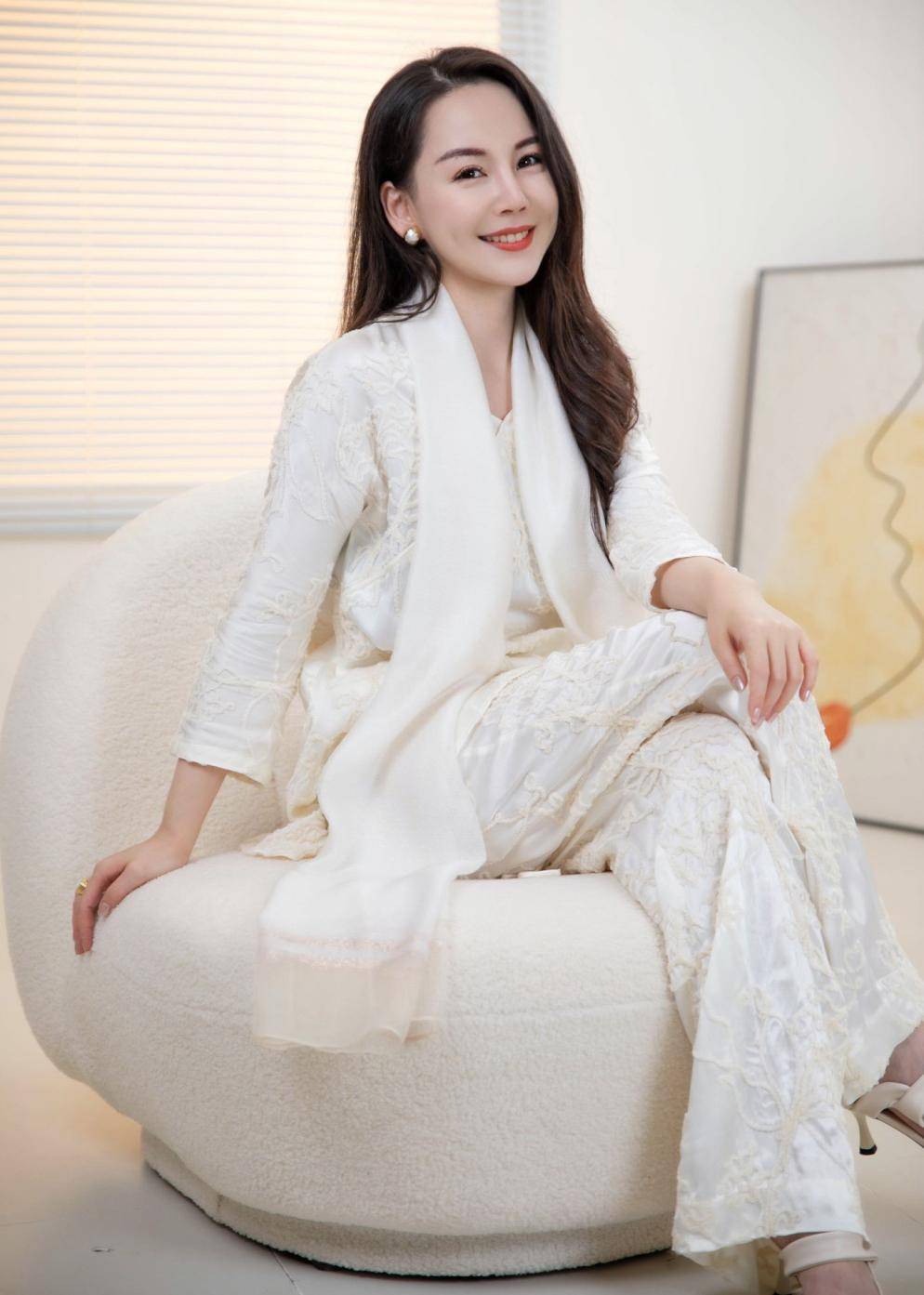 赵丽颖和贾玲撕上热搜这瓜看得我一身冷汗