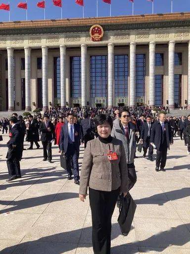 代表委员谈婚俗改革:让婚姻始于爱 让彩礼归于"礼"_服务_高价_邓琳