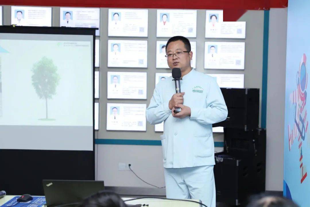 脊柱侧弯的自测方法康复治疗一科主任张志强提醒,青少年脊柱侧弯起病