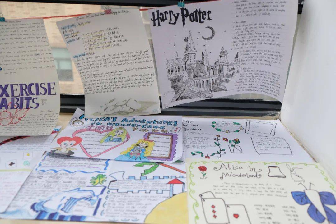 九年级英语手抄报的内容是对知识的整理,包括单词,词组,从句,时态等多