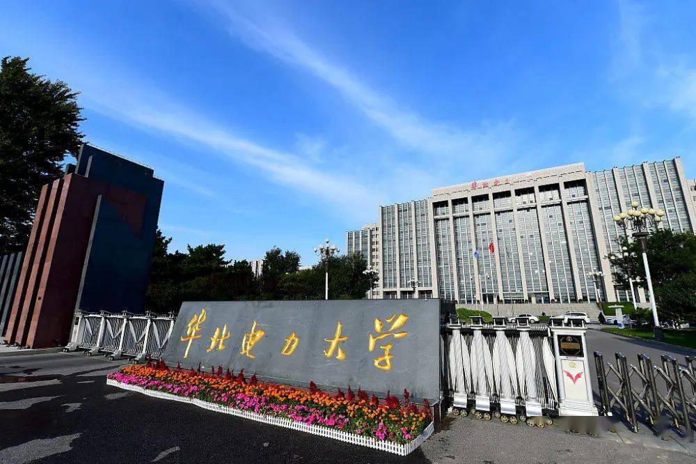 该校系教育部和上海市共建高校,始于1951年成立的华东纺织工学院(简称