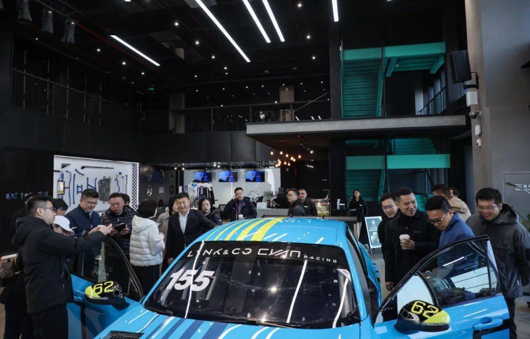 郑鑫等陪同下莅临宁波国际赛道现场考察指导,吉利铭泰集团总裁翁晓冬