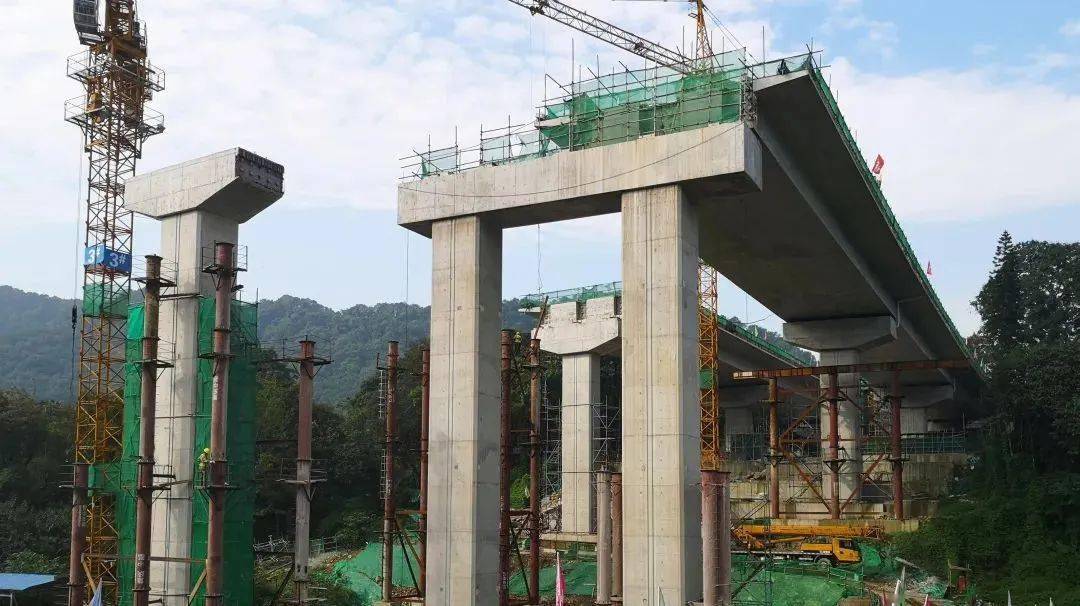 据悉,新燕尾山隧道双洞已全面贯通,工程一标段累计完成工程量超过80%